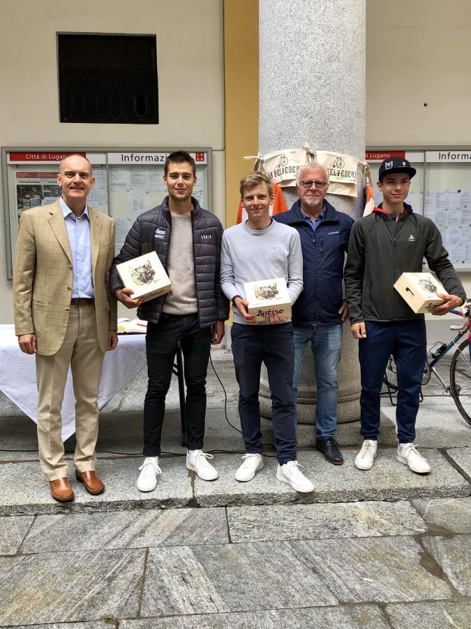 Filippo Colombo premiato da Roberto Badaracco presso il Municipio di Lugano insieme a Joël Roth (campione europeo U23) e Roman Holzer (europeo juniores 3° clessificato europeo juniores) -  260921