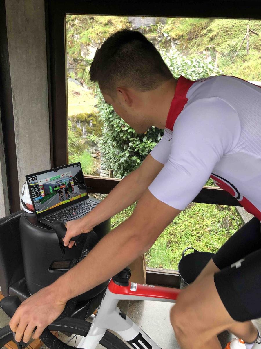 Filippo Colombo nella postazione virtuale del Tour de Suisse