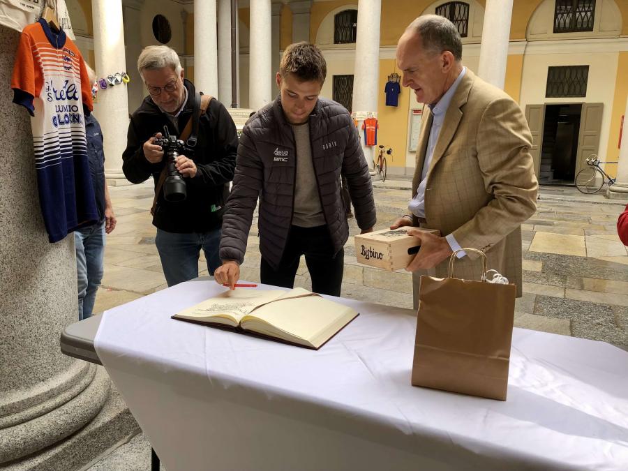 Filippo Colombo firma il Libro d'Oro presso il Municipio di Lugano 260921